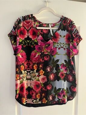 Bellatrix Floral V-Neck Short Sleeve Top - Pink Multi Women’s size medium